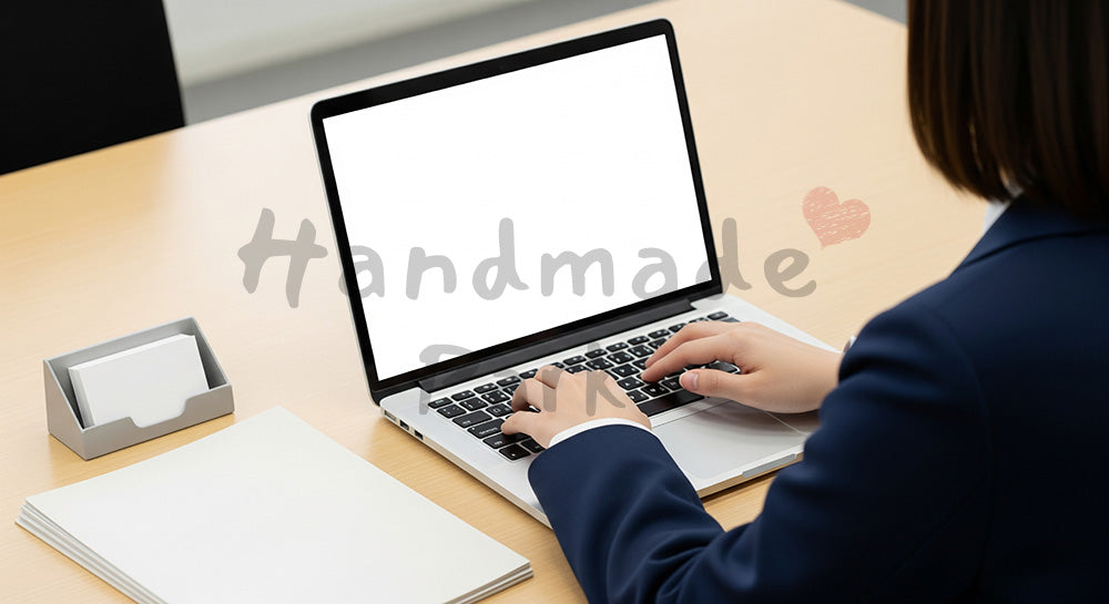 フリー素材 無料 写真|顔出しなしで使える 日本人女性の営業デスクワーク手元 タイピング写真素材|LP・バナーに使いやすい