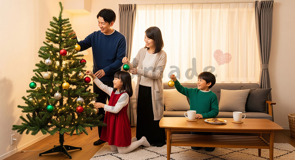 フリー素材 無料 写真｜日本のリビングで家族がクリスマスツリーを飾る温かな団らん、無地オーナメントで使いやすいホームホリデーシーン 背景素材