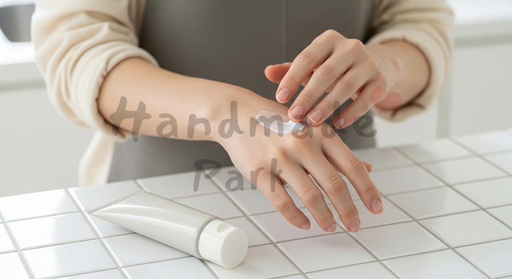 フリー素材 無料 写真｜家事の合間にハンドクリームで手肌をケアする日本人主婦の手元シーン