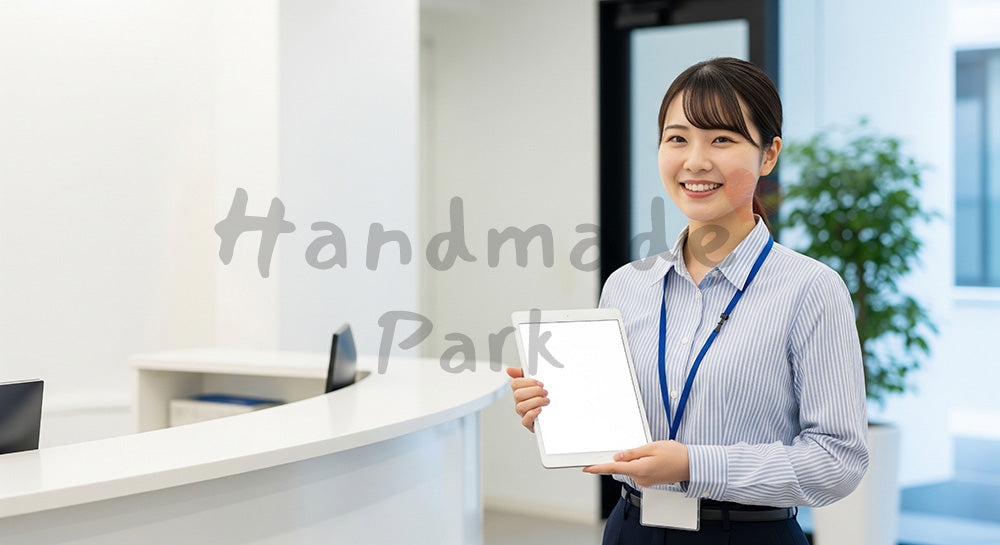 フリー素材 無料 写真｜採用サイトや会社案内に使いやすいエントリー誘導シーン、オフィス受付でタブレットを持つ日本人若手社員