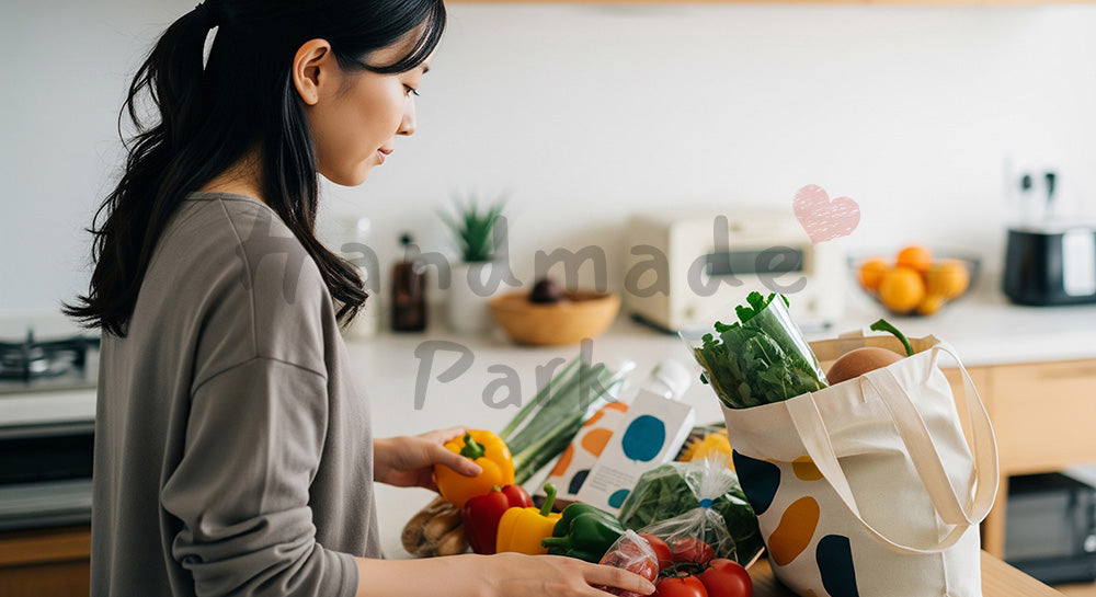 フリー素材 無料 写真｜エコバッグから食材を取り出す日本人主婦の買い物後シーン