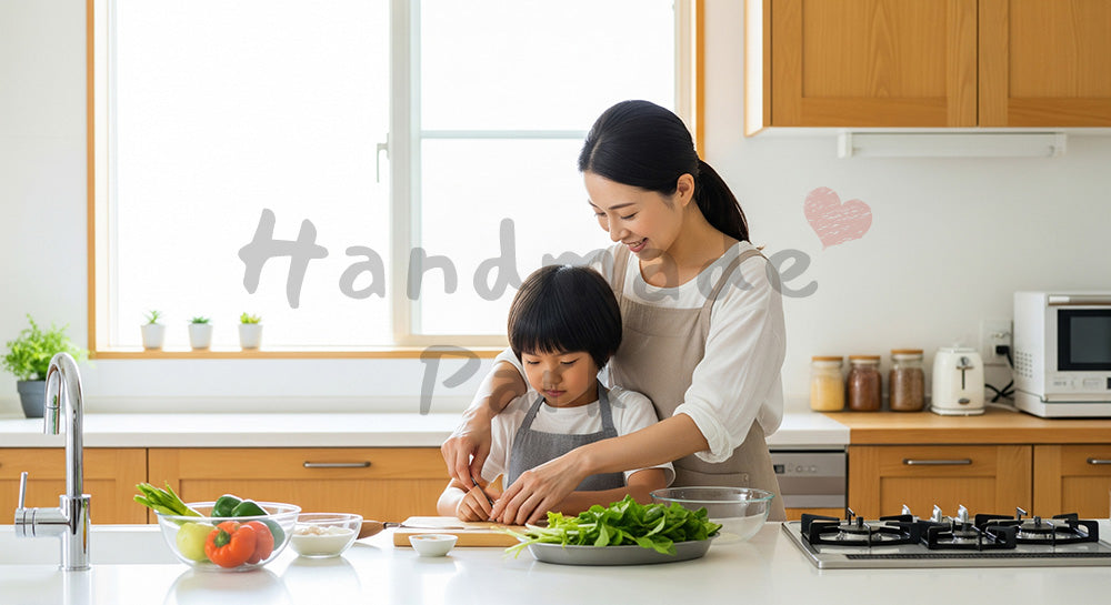 フリー素材 無料 写真｜明るい木目キッチンで親子が一緒に簡単料理、家庭の温かさと学びを表現した教育的な体験シーン