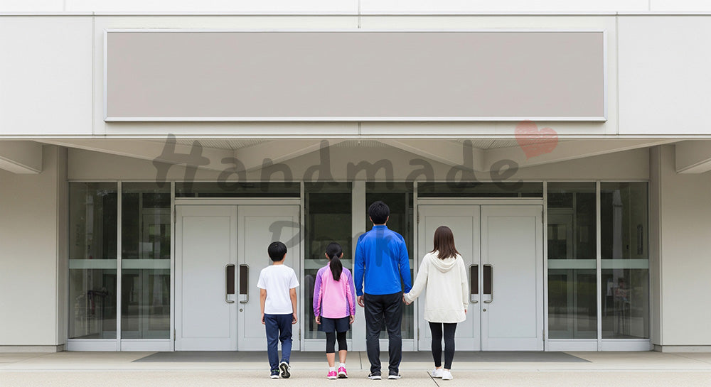 フリー素材 無料 写真｜体育館入口に整然と並ぶファミリーの後ろ姿、無地看板で一般化