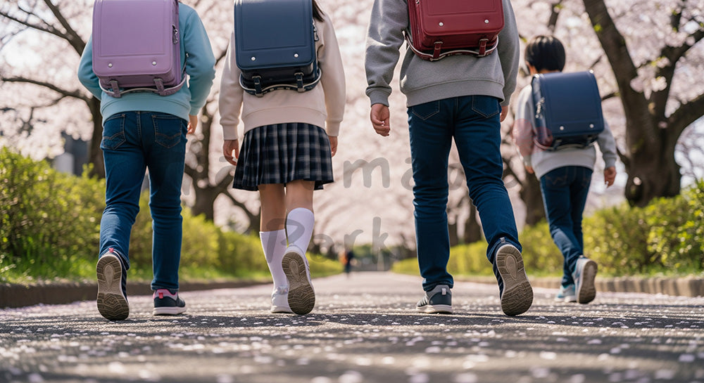 フリー素材 無料 写真｜背景素材桜並木の通学路、児童の足元カットと無地ランドセル 写真背景