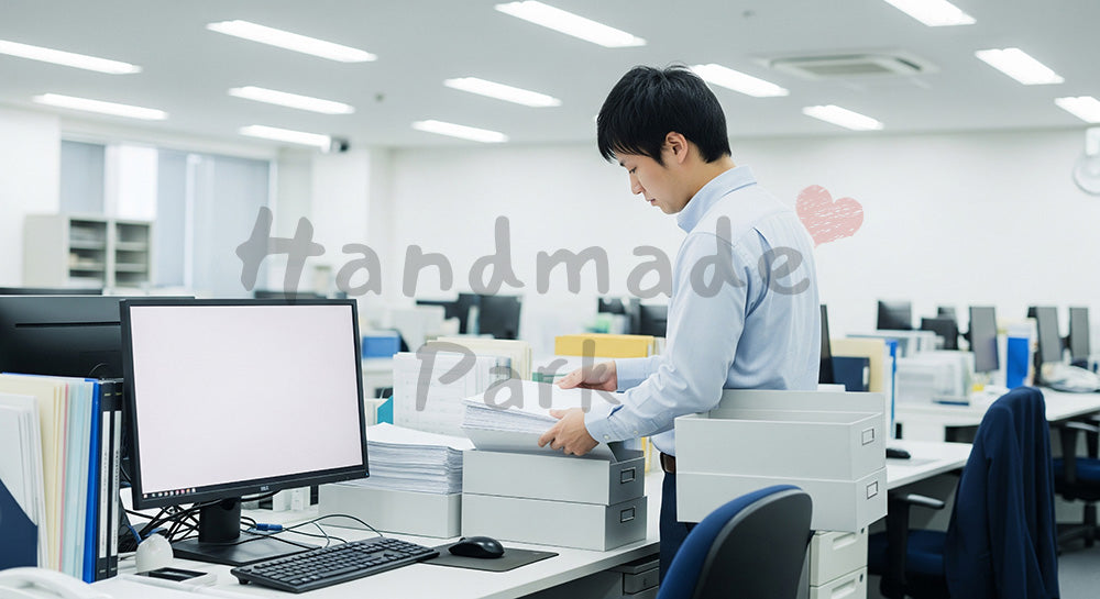フリー素材 無料 写真｜年末にデスクを整理する日本人社員の一般的オフィス風景、無地資料で情報漏えいに配慮したクリアな冬の仕事納め