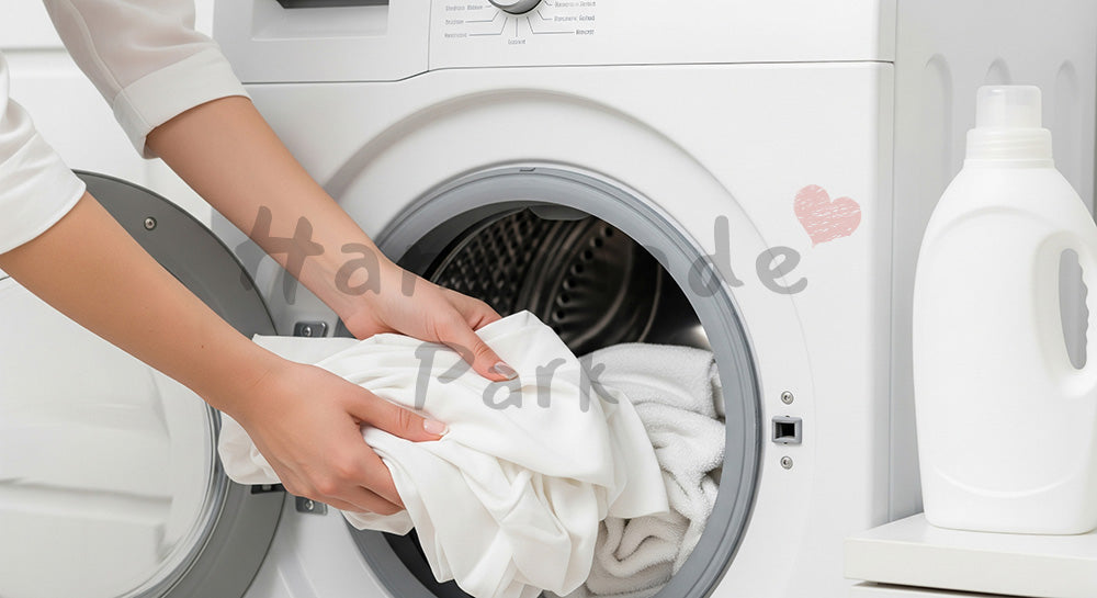 フリー素材 無料 写真｜洗濯機に洗濯物を入れる日本人主婦の手元、無地ボトルで情報ノイズのない洗濯シーン 背景素材