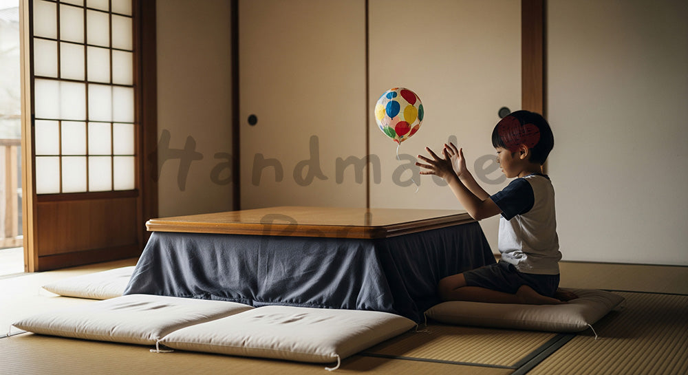 フリー素材 無料 写真｜障子越しの光で柔らかくまとめた冬の室内遊び、和室で紙風船で遊ぶ日本の子ども