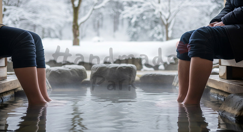 フリー素材 無料 写真｜雪景色の足湯に浸かる日本人の足元非著名施設で表現した冬の温泉旅イメージ