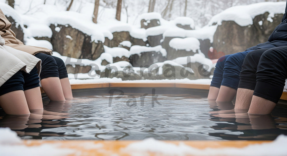 フリー素材 無料 写真｜非著名施設で表現した冬の温泉旅イメージのある雪景色の足湯に浸かる日本人の足元