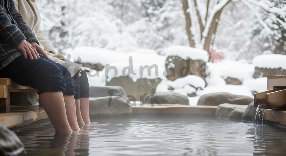 フリー素材 無料 写真｜雪景色の足湯に浸かる日本人の足元、非著名施設で表現した冬の温泉旅イメージ