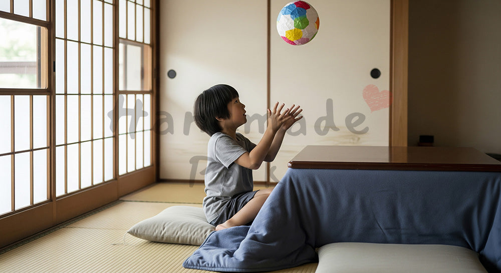 フリー素材 無料 写真｜和室で紙風船で遊ぶ日本の子ども、障子越しの光で柔らかくまとめた冬の室内遊び 背景素材