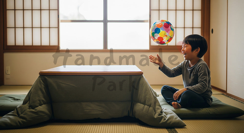 フリー素材 無料 写真｜和室で紙風船で遊ぶ日本の子ども、障子越しの光で柔らかくまとめた冬の室内遊び