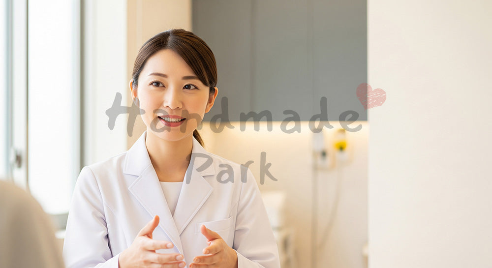 フリー素材 無料 写真｜清潔な院内で日本人女性医師が患者に丁寧にカウンセリング信頼感を重視した医療相談イメージ