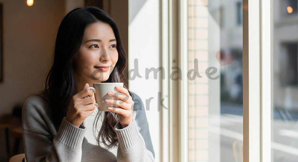 フリー素材 無料 写真｜窓辺のカフェで日本人女性が休息ロゴなしマグカップとやさしい光でまとめた日常のくつろぎ