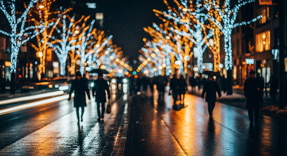 フリー素材 無料 写真｜冬の街路樹イルミネーションと路面の反射、大きな玉ボケで華やぎを表現した夜のシーズン背景