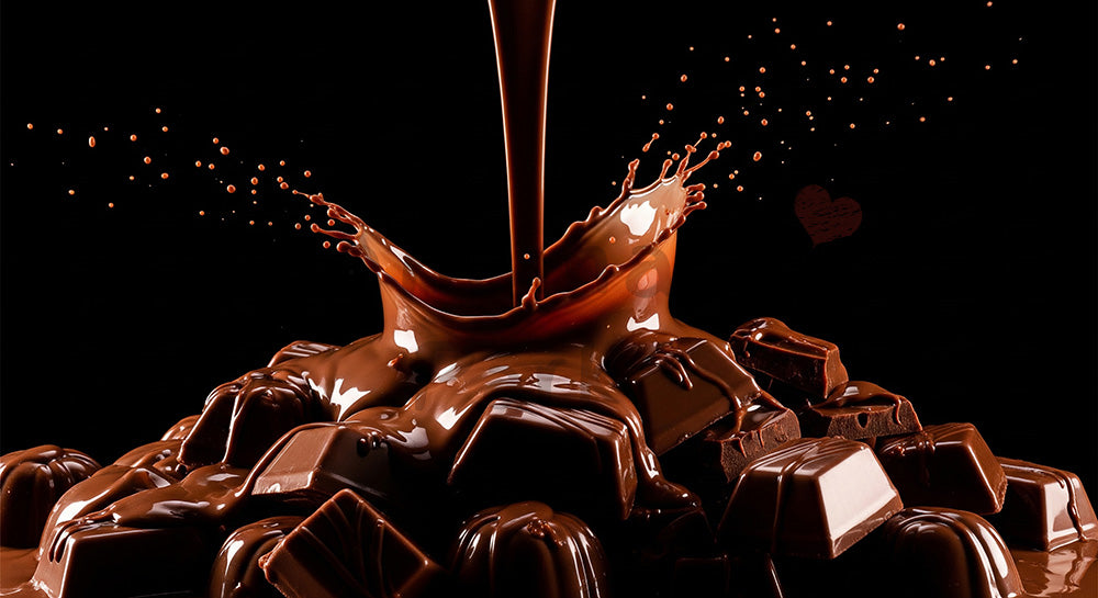 フリー素材 無料 写真｜溶かしチョコを垂らすスプラッシュ、ダークバックグラウンドのハイスピード 背景素材
