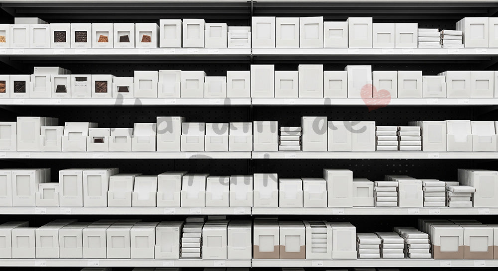 フリー素材 無料 写真｜コンビニ風の棚に並ぶ無地小箱のチョコ、一般化された売場