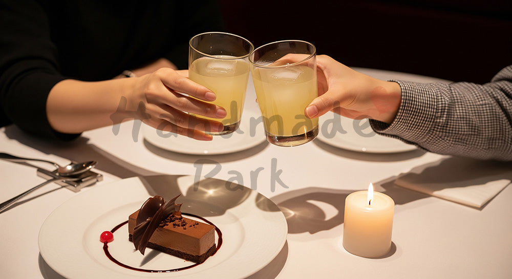 フリー素材 無料 写真｜ロゴレス、レストランで軽く乾杯する日本人の手元とチョコデザート