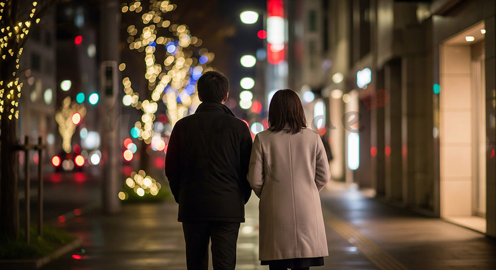 フリー素材 無料 写真｜背景素材夜のイルミネーションの下を歩く日本人カップルの後ろ姿、都会の散歩 写真背景