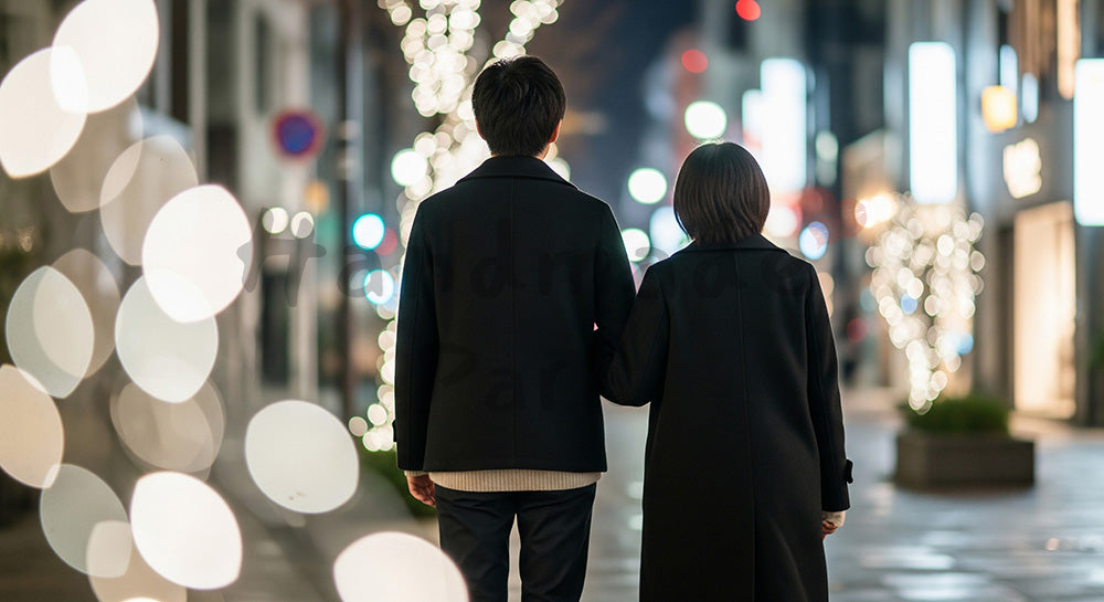 フリー素材 無料 写真｜夜のイルミネーションの下を歩く日本人カップルの後ろ姿、都会の散歩