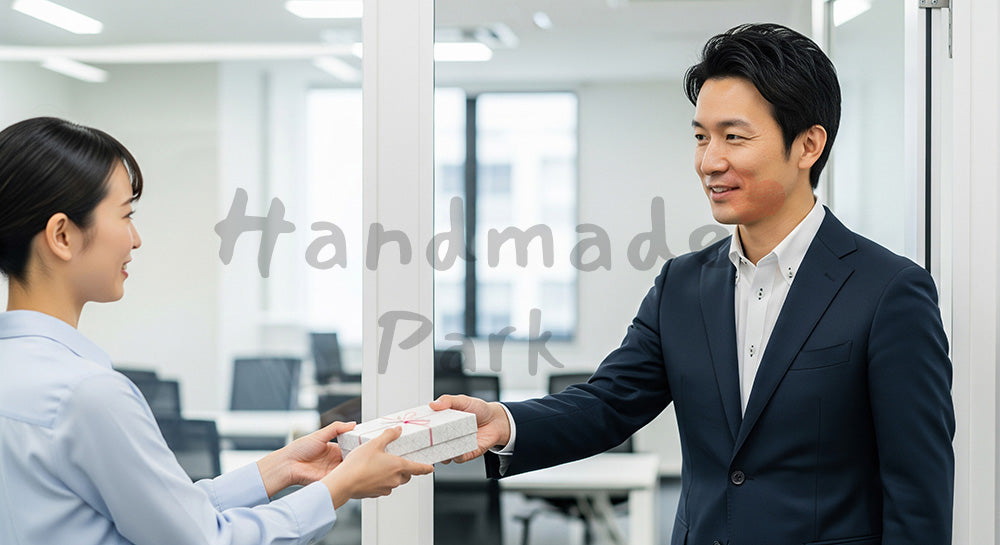 フリー素材 無料 写真｜背景素材無地の小箱を受け取る日本人男性の手元、オフィスのバレンタイン 写真背景