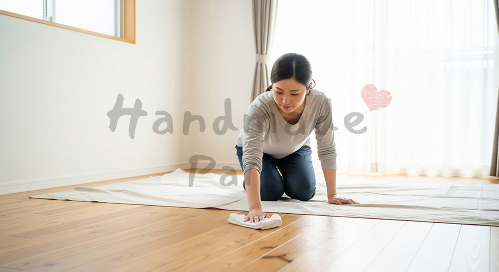 フリー素材 無料 写真｜背景素材日本のリビングで雑巾を使う日本人主婦、無地シートでロゴを排した床掃除シーン 写真背景