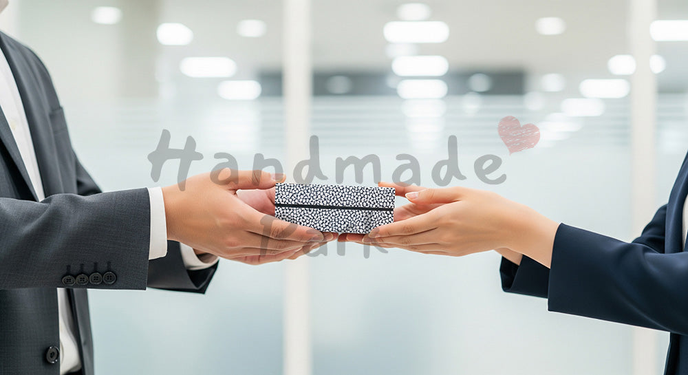 フリー素材 無料 写真｜背景素材オシャレな小箱を受け取る日本人男性、オフィスのバレンタイン 写真背景