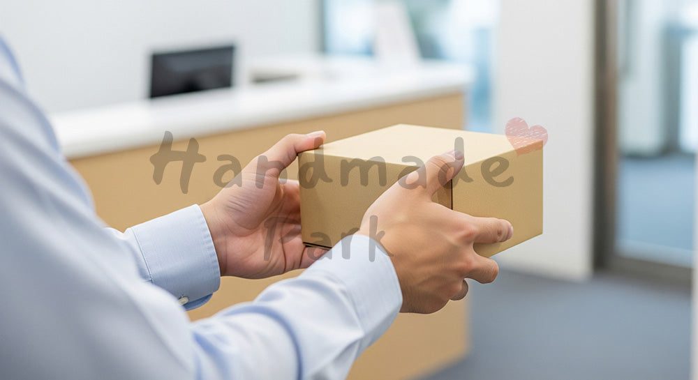 フリー素材 無料 写真｜無地の小箱を受け取る日本人男性の手元、オフィスのバレンタイン 背景素材