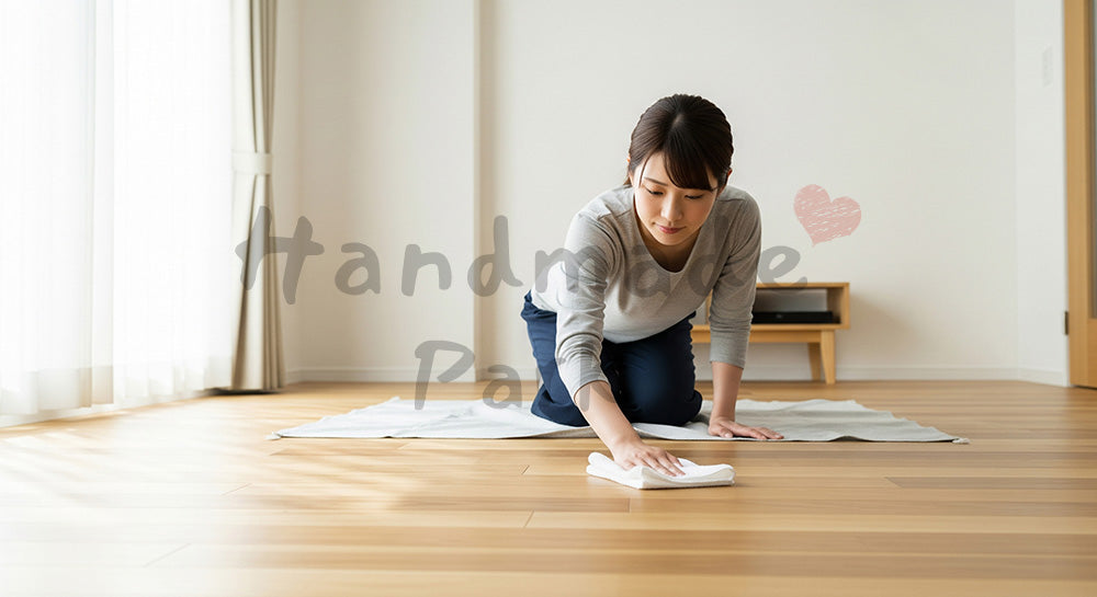 フリー素材 無料 写真｜日本のリビングで雑巾を使う日本人主婦、無地シートでロゴを排した床掃除シーン 背景素材