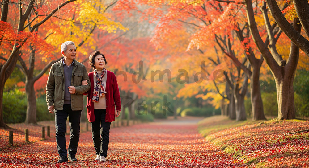フリー素材 無料 写真｜紅葉の公園を歩く日本人シニア夫婦、健康的ライフスタイルと安心感を伝える秋の散歩道シーン