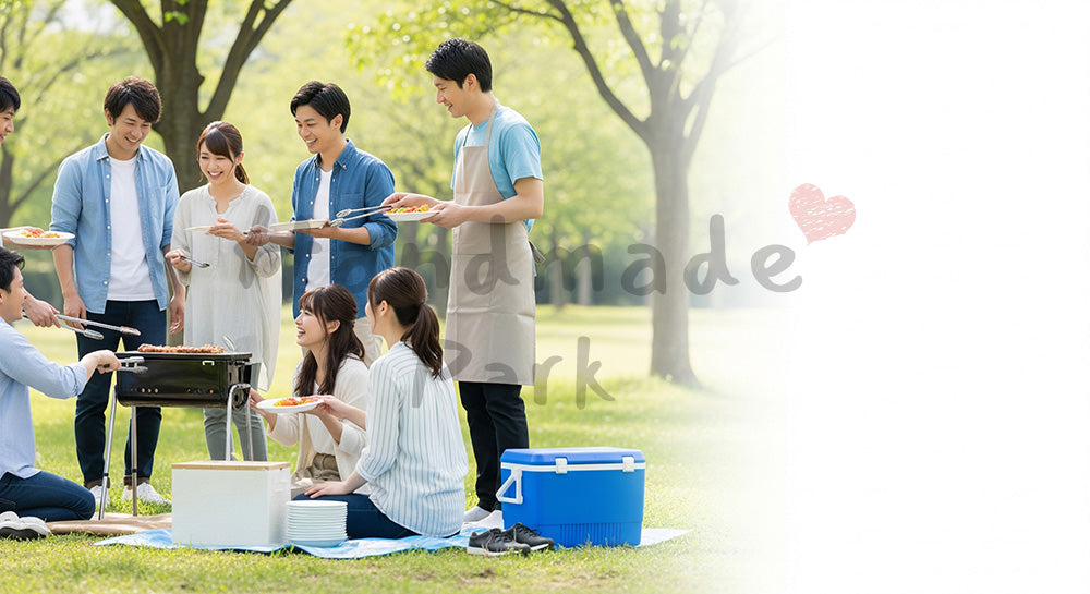 フリー素材 無料 写真｜日本の公園で家族と友人がBBQを楽しむ屋外レジャー、明るい週末のにぎわいを写した行楽シーン（文字入れ向き）