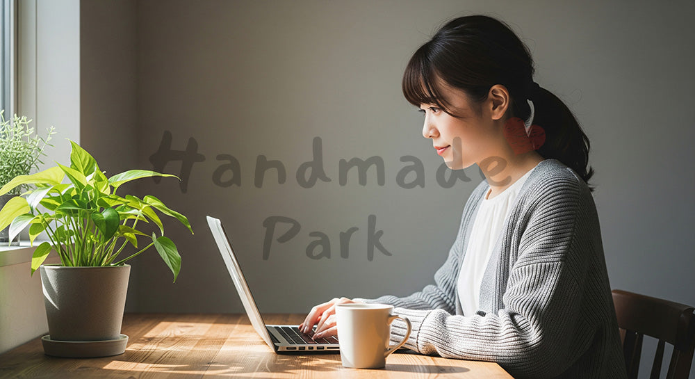 フリー素材 無料 写真｜自宅のカフェコーナーでノートPC作業をする日本人女性自然光とソフトトーンで整えた在宅ワーク