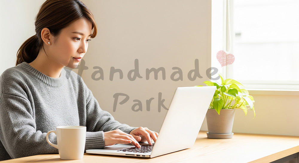 フリー素材 無料 写真｜背景素材自然光の木目デスクでノートPCに向かう20代日本人女性、汎用の在宅ワークバックグラウンドとして使いやすい穏やかな室内シーン 写真背景
