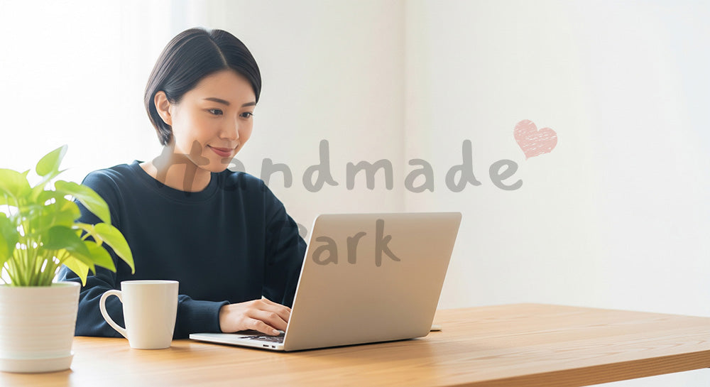 フリー素材 無料 写真｜自然光の木目デスクでノートPCに向かう20代日本人女性、汎用の在宅ワークバックグラウンドとして使いやすい穏やかな室内シーン 背景素材