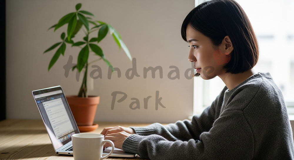 フリー素材 無料 写真｜自然光の木目デスクでノートPCに向かう20代日本人女性、汎用の在宅ワーク背景として使いやすい落ち着いた室内シーン
