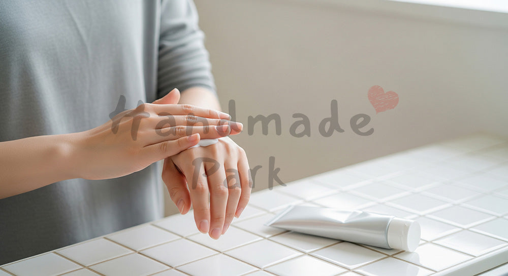 フリー素材 無料 写真｜家事の合間にハンドクリームで手肌をケアする日本人主婦の手元シーン 背景素材
