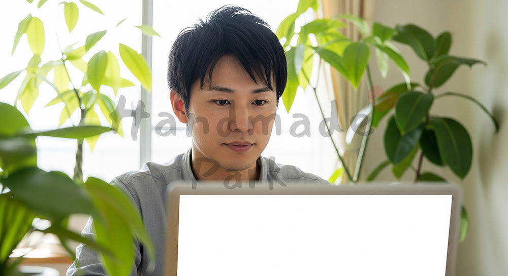 フリー素材 無料 写真｜背景素材在宅勤務の30代日本人男性が白無地画面のノートPCでオンライン会議、柔らかな自然光で清潔感のある室内シーン 写真背景