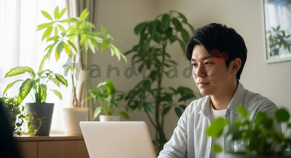 フリー素材 無料 写真｜在宅勤務の30代日本人男性が白無地画面のノートPCでオンライン会議、柔らかな自然光で清潔感のある室内シーン 背景素材