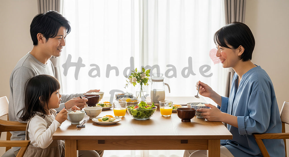 フリー素材 無料 写真｜朝食を囲んで会話を楽しむ日本人家族のダイニングシーン（表現1）