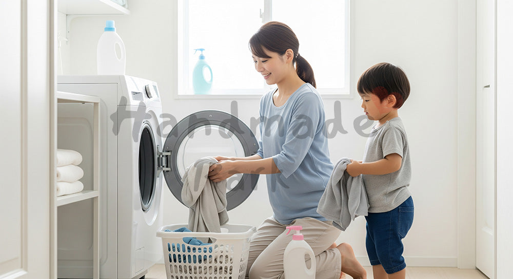 フリー素材 無料 写真｜洗面所で洗濯物を運ぶ日本人母子のランドリーシーン コピースペースあり