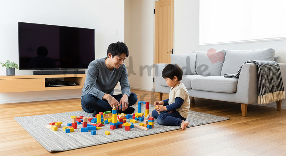 フリー素材 無料 写真｜リビングで積み木遊びを楽しむ日本人父親と幼児の子育てシーン（表現2）