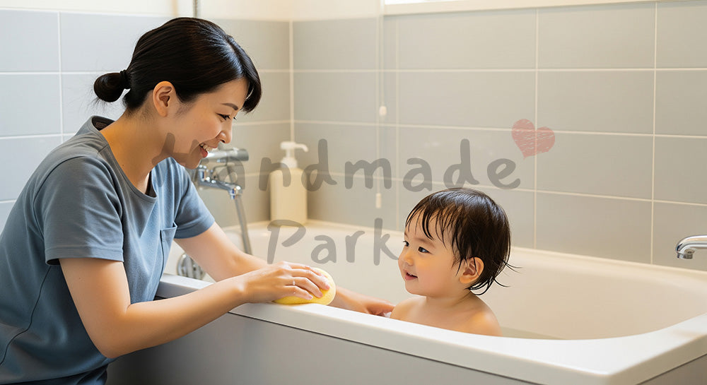 フリー素材 無料 写真｜お風呂で幼児の体をやさしく洗う日本人母親の入浴介助シーン（表現1）