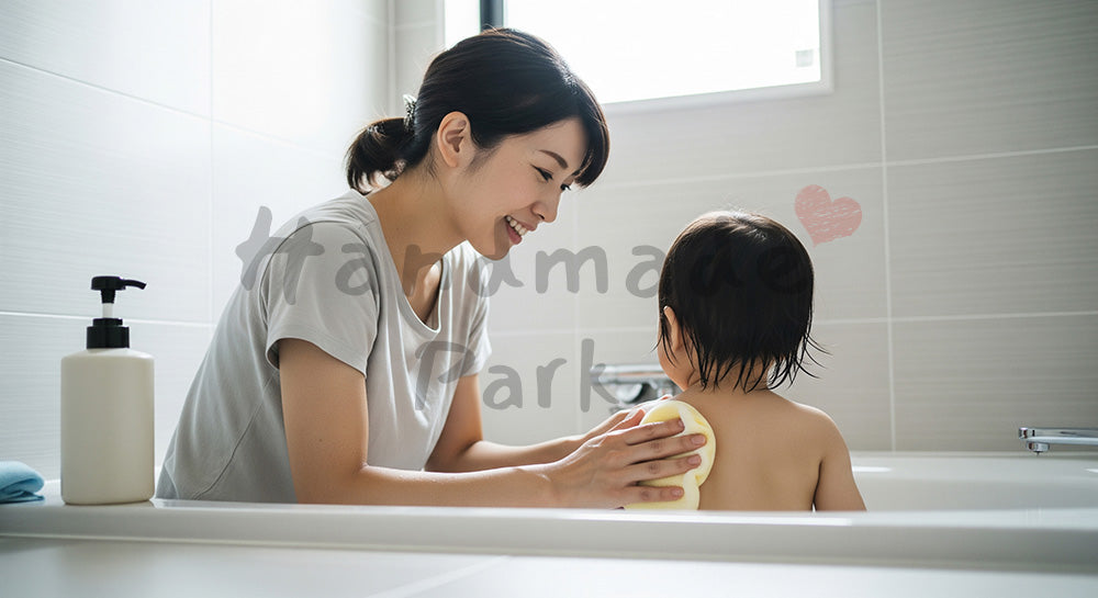 フリー素材 無料 写真｜お風呂で幼児の体をやさしく洗う日本人母親の入浴介助シーン コピースペースあり