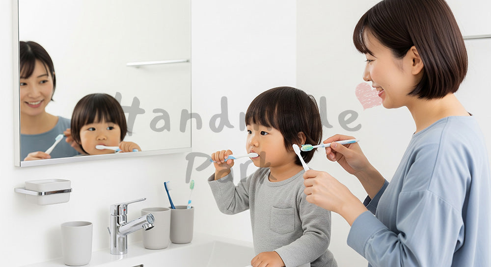 フリー素材 無料 写真｜洗面台の前で幼児の歯みがきをサポートする日本人母親の生活シーン（表現3）