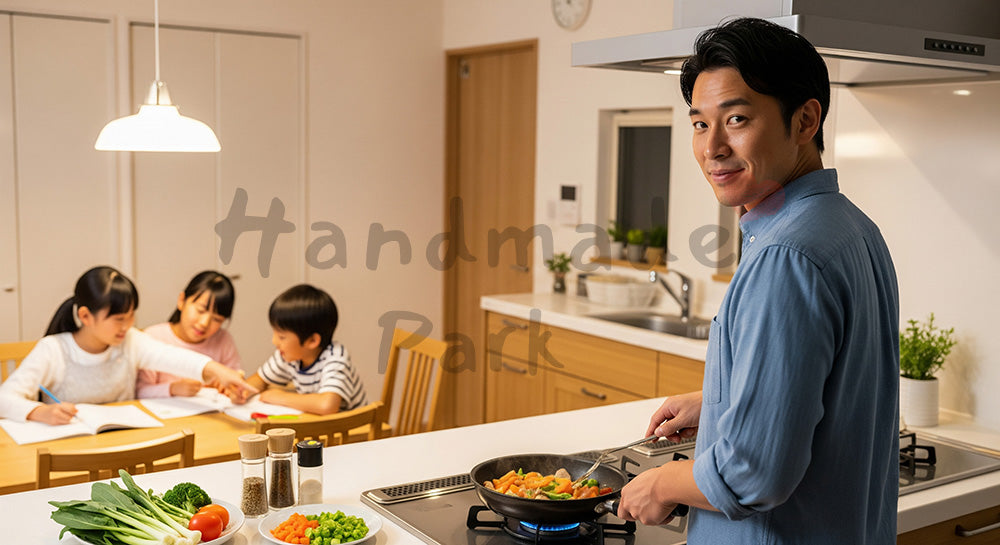 フリー素材 無料 写真｜キッチンで夕食を作りながらダイニングの子どもを見守る日本人父親（表現4）