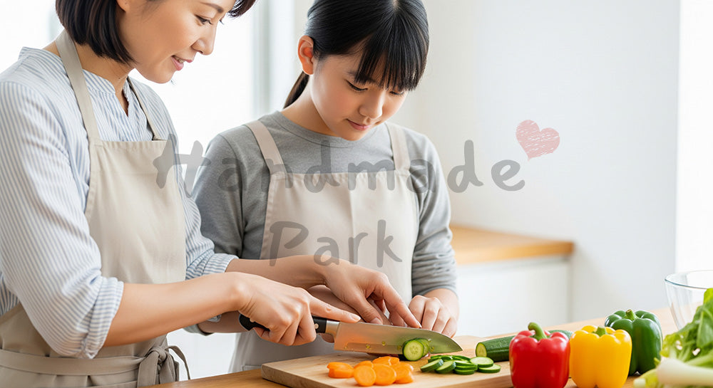 フリー素材 無料 写真｜キッチンで包丁の使い方を教えながら一緒に料理をする日本人母子 余白あり