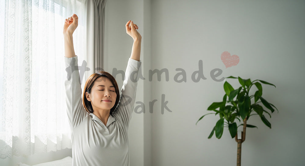 フリー素材 無料 写真｜朝の寝室でストレッチをする日本人女性のセルフケア（表現7）
