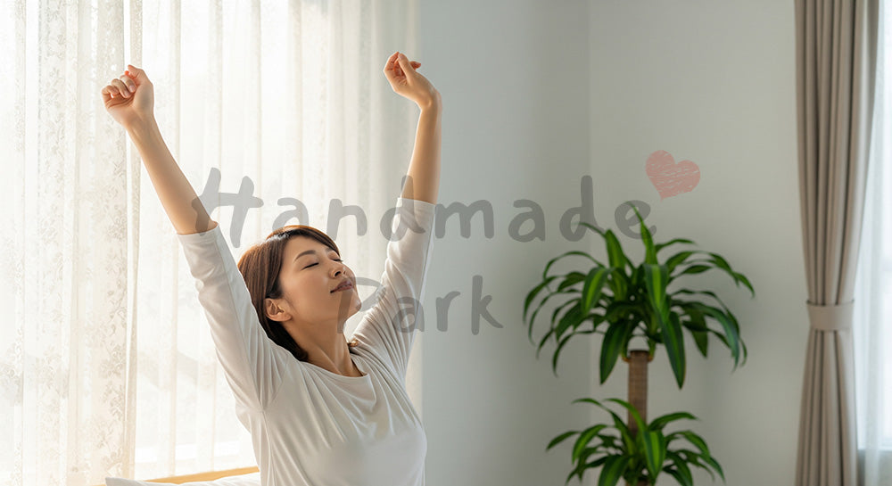 フリー素材 無料 写真｜朝の寝室でストレッチをする日本人女性のセルフケア（表現6）