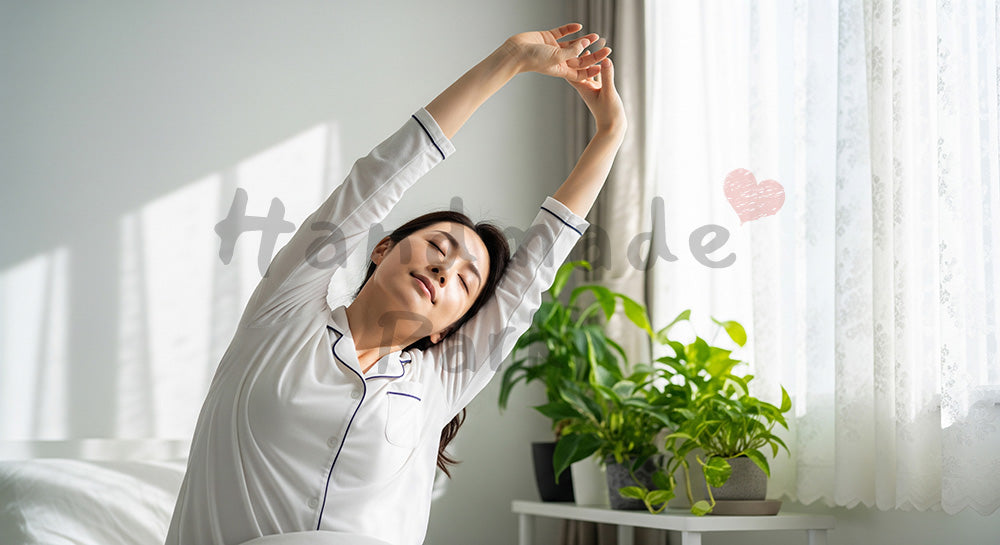 フリー素材 無料 写真｜朝の寝室でストレッチをする日本人女性のセルフケア（表現5）