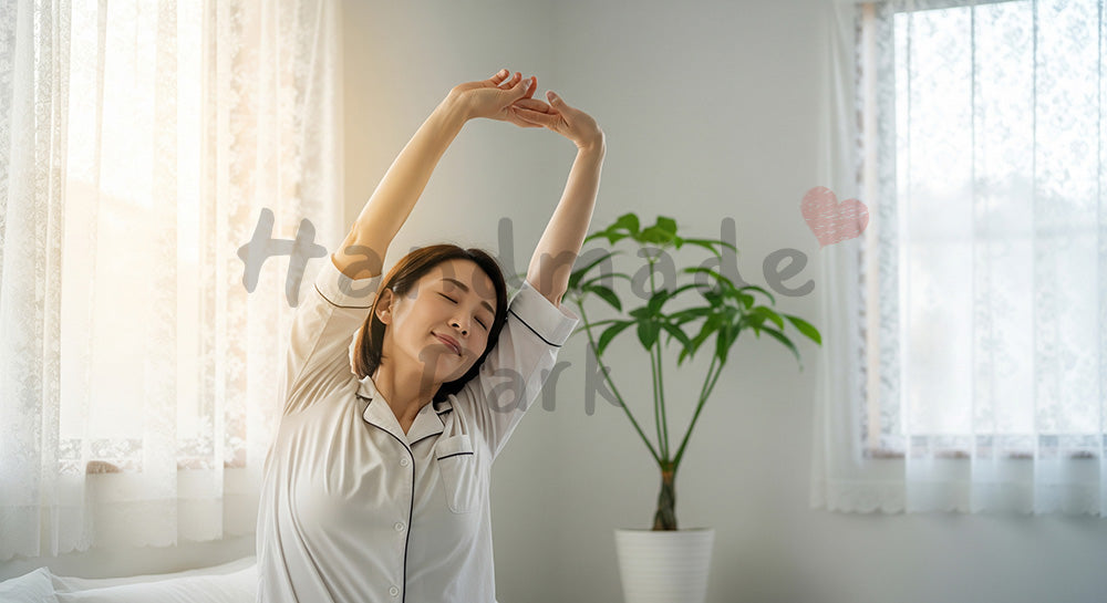 フリー素材 無料 写真｜朝の寝室でストレッチをする日本人女性のセルフケア（表現3）